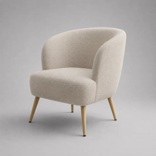 Fauteuil de salon enveloppant en tissu bouclette écru avec pieds en bois naturel, 74 × 76 × 78 cm